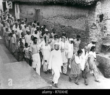 Mahatma Gandhi lors de sa marche de la paix à travers Bihar, Inde, Mars 1947, vieux vintage des années 1900 photo Banque D'Images