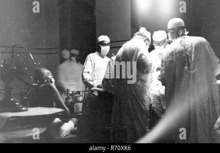 Mahatma Gandhi pendant l'opération appendicite de sa grande fille Manu à Patna, Bihar, Inde, 15 mai 1947, ancienne image vintage du 1900 Banque D'Images