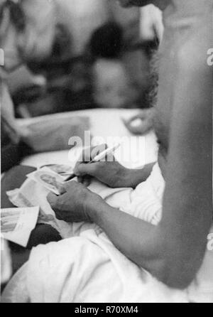 Mahatma Gandhi donnant un autographe sur sa photographie, Inde, ancienne image du millésime des années 1900, années 1940 Banque D'Images