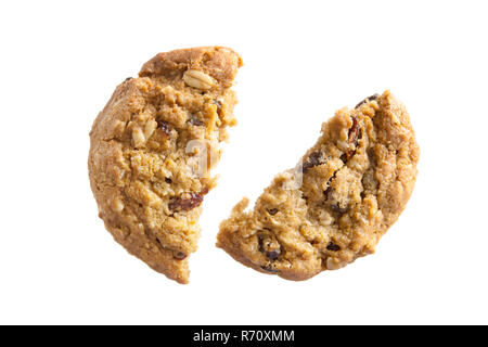 De délicieux cookies à l'avoine et aux raisins avec du chocolat broken isolé sur fond blanc Banque D'Images