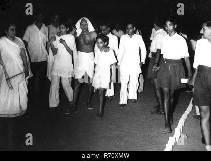 Mahatma Gandhi pendant son séjour à Calcutta, Bengale-Occidental, Inde, 1947, ancienne image millésime 1900 Banque D'Images