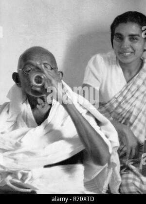 Mahatma Gandhi brisant son dernier jeûne à Birla House, New Delhi, Inde, 18 janvier 1948, ancienne image vintage du 1900 Banque D'Images