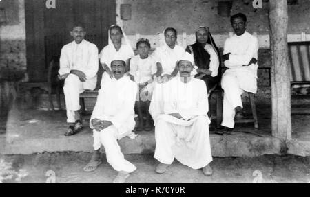 Groupe de personnes indiennes assis, Inde, Asie, ancienne image de 1900 vintage Banque D'Images