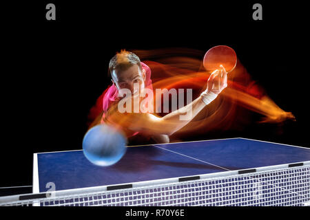 Le joueur de tennis de table servant Banque D'Images