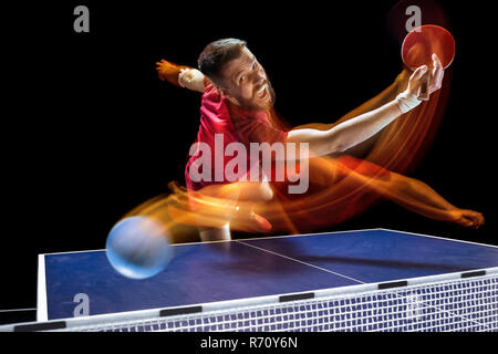 Le joueur de tennis de table servant Banque D'Images