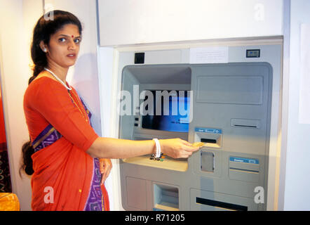 Retirer de l'argent de la femme ATM Machine Banque D'Images