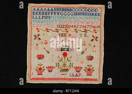 Johanna Wilhelmina van Stolk, échantillonneur ou lettercloth a travaillé dans de croix en laine grossière de couleur sur toile de lin écrue, marquée de l'EEI, lettercloth IW VS patch broderie Broderie marque laine coton lin image ?, broderie textile tapisserie point de croix morceau rectangulaire d'environ , avec des tissus à rayures vert et rose sur les bords tissés et ralingue sur la droite. Le long des trois autres côtés ourlet étroit bord de 0,4 cm Ecusson brodé un alphabet lettre chaîne et entre autres l'EEI IW VS OLD 15 exercice d'aiguille IAAR Banque D'Images