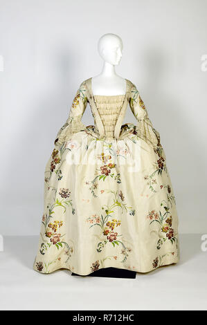 Mantoue, deux-pièces robe et jupe de soie de couleur crème avec des fleurs de couleur morte, l'estomac pièces ensemble avec tulle, tulle engagements sur les manches, corps corps robe robe robe de vêtements pour femmes Vêtements de coton soie tulle plomb , retour 136,0, 32,0 w 37,0 avant de l'épaule, manchon cousu main textile robe (corps et jupe) et de l'acier à partir du tissu en question. Redingote de soie de couleur crème avec grande fleur morte en vert jaune bleu vieux rose brun et blanc corps : à partir de la redingote de l'épaule, deux plis qui disparaissent dans le wonzed morceaux hip du bâtiments miniers et courir le long de l'open fronts. Banque D'Images