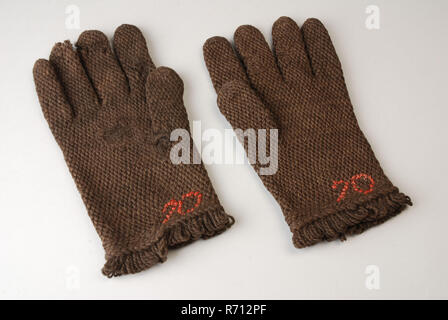 Paire de gants de laine brun foncé, rugueux knit, arrêté et marqué 70, partie de l'uniforme de police, main-gant couvrant les vêtements accessoires Vêtements hommes Vêtements de laine uniforme, cheveux tricotés textiles marqués en rouge : 70 homme robe de Rotterdam agent de police uniforme Banque D'Images