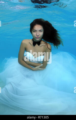 Belle jeune femme dans une robe de mariage sous l'eau, de l'Océan Indien, les Maldives Banque D'Images