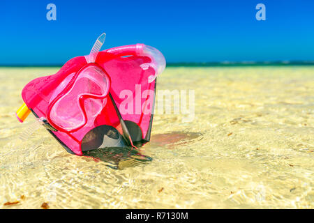 L'équipement d'été pour la plongée. Close-up de masque de plongée sous-marine avec palmes en rose sur le sable. Hangover Bay dans le Parc National de Nambung, dans l'ouest de l'Australie. Ciel bleu avec copie espace. Banque D'Images