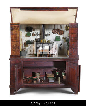 Te Poel, cuisine en bois pour enfants pour les enfants, cupplate avec cuisine équipée en cuisine, en vertu de deux portes pour des ustensiles de cuisine, gauche et droite sur des panneaux d'instructif poème, armoire de cuisine Décoration d'intérieur mobilier bois métal modèle décontractant jouet zinc en laiton moulé, peinture peint cuisine rectangulaire allongé placé sur l'armoire de stockage brown largement ouvert. Poignée de transport droit et gauche de la fenêtre de droite avec croix divisant. Le toit arrière autour du trou pour passage de cheminée. Sur toute la longueur du pavillon avant planche articulée sur l'année. toit relevable Intérieur : sols et murs de carreaux de marbre et carreaux boutons fo Banque D'Images