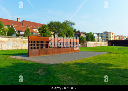 Mémorial du Mur de Berlin, la fenêtre du souvenir, des photos de victimes, Bernauer Strasse, Berlin, Allemagne Banque D'Images