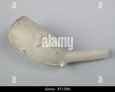 Pipe en argile avec mark, N couronné, fumer la pipe en argile fumée marbre céramique poterie matériel poterie, enfoncé en terre cuite avec tuyau fini mark en relief sur électrique : couronné lettre N petit talon sans plaque d'estampillage marque : N sous couronne archéologie Rotterdam Oude Plantage faïence autochtones fumer le tabac de plantation de 1956 Découverte du sol. Banque D'Images