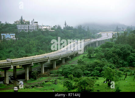 Vue aérienne de Mumbai pune expressway en mousson, sirvoi, Maharashtra, Inde Banque D'Images