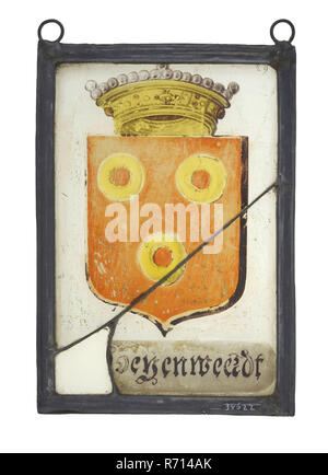 Hanger, fenêtre en verre peint avec de l'arme, Doyenweert glasspainting volet vitrail verre matériau plomb métal peinture, vitraux fenêtre rectangulaire en verre peint pendentifs souillés dans le plomb en haut avec deux anneaux suspendus avec Doyenweert's family crest avec le bouclier en rouge trois bagues d'or 2 et 1 au-dessus de la couronne avec Deyenweerdt ; en haut à droite avec stylo blanc : 29 Doeyenweerdt héraldique armoiries de la famille Banque D'Images