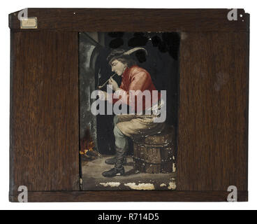 Plaque de verre peint à la main dans le cadre en bois pour l'éclairage du cabinet, illustration homme avec tuyau sur le baril, faire glisser la plaque de verre des images positives de l'os, bois de chêne peinture dimensions) peint à la main la plaque de verre pour l'éclairage dans l'armoire en chêne large cadre Le cadre est rajeuni sur les côtés et présente une usure et une décoloration : les plaques ont été poussés dans une armoire d'éclairage à partir de ci-dessus. À l'arrière gauche et à droite au-dessus de deux petites jambes points de fixation pour l'éclairage du cabinet. Image de jeune homme assis sur des remous à proximité d'un feu avec un morceau de bois en feu il colle sa pipe sur la vie folklorique optica Banque D'Images