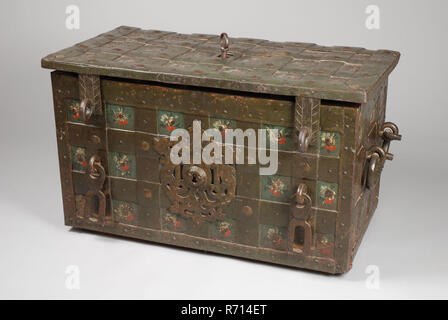 Fer forgé peint Nuremberg Coffin, archive coffret cabinet meubles meubles d'intérieur peinture fer, environ 130 kg de fer à repasser avec fer à repasser la bande à l'extérieur avec des rivets ci-joint ; deux grandes poignées sur les deux côtés se tourna à demi ; transfert de deux bars à l'avant qui peut être poussé sur la saillie de base mais qui sont maintenant pendant vers le bas (les cadenas qui normalement s'accrocher eux manquent ici). Tout est à l'extérieur avec polychrome de fleurs sur la surface verte. Peint arrière complètement sombres. À l'avant de la plaque fausse clé de fer à repasser pour la décoration y compris un couvercle de la tête est gravé (n Banque D'Images