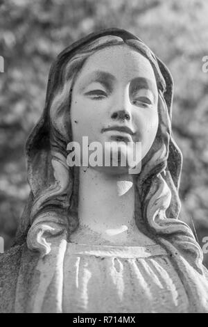 Vierge Marie statue sur l'arrière-plan flou flou artistique. Idéal pour les concepts et de festivité. Banque D'Images