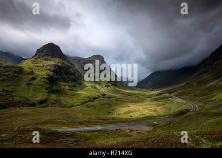 Sombres nuages sur la vallée de Glen Coe, route à travers des paysages montagneux, Highlands, Ecosse, Grande-Bretagne Banque D'Images