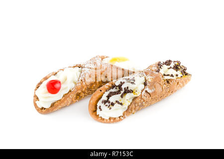 Deux pâtisseries cannoli. Dessert traditionnel sicilien, rempli d'une riche crème ricotta enrichi de grains de chocolat et de fruits confits. Banque D'Images