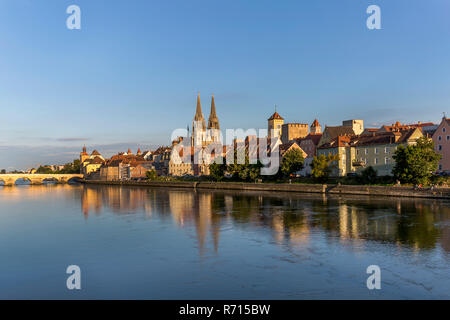 Vieille Ville avec le pont de pierre et la Cathédrale Saint-Pierre sur le Danube, Regensburg, Bavière, Allemagne Banque D'Images