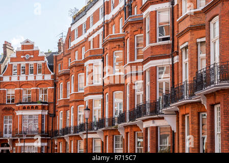 Rangée de maisons avec bâtiment en briques rouges dans le style Victorien, district de Kensington, Londres, Royaume-Uni Banque D'Images