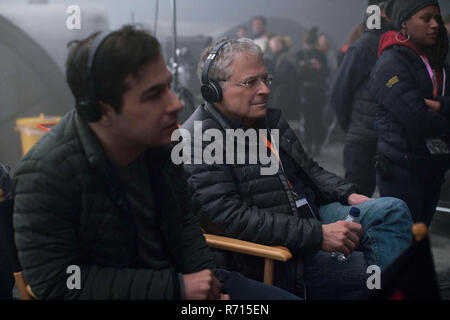 DATE DE SORTIE : Mai 25, 2018 Title : Solo : Une Histoire de Star Wars Lucasfilm : STUDIO Réalisateur : Ron Howard Résumé : Au cours d'une aventure dans le milieu criminel, Han Solo rencontre son futur co-pilote Chewbacca et Lando Calrissian rencontre ans avant de rejoindre la rébellion. Avec : Jon Kasdan et Lawrence Kasdan sur le jeu . (Crédit Image : © Lucasfilm/photos) Banque D'Images