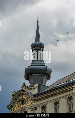 Détails d'architecture artistique incroyable d'un immeuble résidentiel avec tin couverts sharp situé dans la vieille ville de Prague, République tchèque, ciel nuageux Banque D'Images