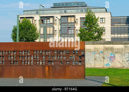 Mémorial du Mur de Berlin, la fenêtre du souvenir, des photos de victimes, Bernauer Strasse, Berlin, Allemagne Banque D'Images