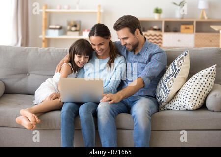 Famille passer du temps libre à la maison internet surf Banque D'Images