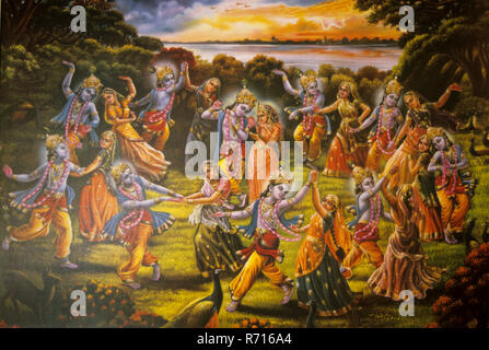 Peinture de Lord Krishna et Radha dansant avec Gopies Vrindavan Mathura Inde Banque D'Images