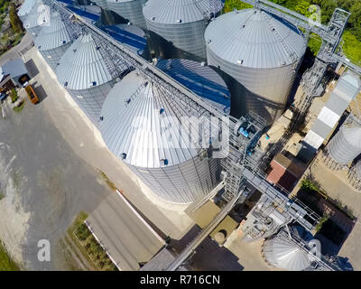 Vol du terminal céréalier du drone. L'usine de grain pour le stockage et le séchage du grain. Terminal céréalier. Plante pour le séchage et le stockage de l'usine de riz au milieu des champs Banque D'Images