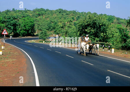 Charrette passant sur la route, la route de Goa, Maharashtra, Inde Banque D'Images