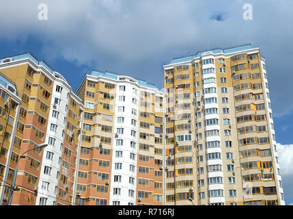 Section supérieure de cet appartement moderne des bâtiments construits à partir de briques plus de ciel bleu avec des nuages blancs sur la journée d'été Banque D'Images