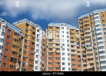 Section supérieure de cet appartement moderne des bâtiments construits à partir de briques plus de ciel bleu avec des nuages blancs sur la journée d'été Banque D'Images