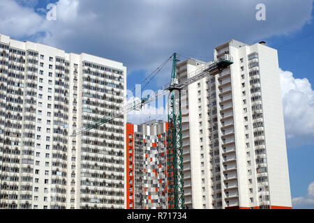 Nouveau appartement moderne très élevé de la construction des bâtiments en cours ob journée ensoleillée Vue avant horizontale avec l'accent sur grue à tour de construction Banque D'Images