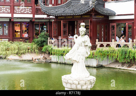 Étang dans le jardin Yu Yuan, vieille ville, Pudong, Shanghai, Chine Banque D'Images