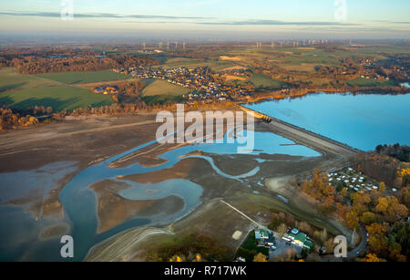 Vue aérienne, faible de l'eau dans le réservoir, Möhnesee Stockumer Damm, Arnsberger Wald nature park Park, Soest, Sauerland Banque D'Images