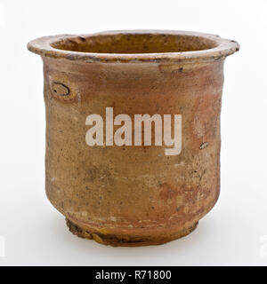 Pot d'onguent de poterie, modèle cylindrique, rouge, d'échardes, glacé à l'intérieur pot pot onguent trouver des sols en terre cuite glaçure plombifère glaçure Céramique, Poterie cuite vernissée tourné main pot onguent modèle cylindrique shard rouge brun clair vitrage interne mince plate large bord supérieur. Rétrécissement de la chaudière au-dessus de l'avion avec stand light âme. Comprimés rotatif de soins de santé d'archéologie poterie autochtone pharmacy store vente de bateaux Banque D'Images