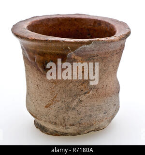 Pot d'onguent de poterie, modèle cylindrique, rouge, d'échardes, glacé à l'intérieur de porte-pot pot onguent trouver des sols en terre cuite glaçure plombifère glaçure Céramique, Poterie cuite vernissée tourné main pot onguent rouge Modèle cylindrique interne d'échardes télévision vitrée bord supérieur. Rétrécissement de la chaudière au-dessus de l'avion avec stand light âme. Pot de pivot est déformé et le modèle est probablement destiné aux soins de santé l'archéologie cylindrique poterie autochtone pharmacy store vente de plaisance Banque D'Images