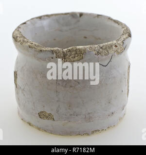 Pot d'onguent de poterie, modèle bas, blanc glacé, pommade pot pot en faïence céramique trouver sol support étain glaze glaçure, delfts main blanche émaillée poterie cuite à l'échelle jar onguent forme basse avec deux pin lisse le long de l'extérieur de la bouilloire oblique vers l'extérieur. Émaillée blanc. Surface de stand de soins de santé de l'archéologie du sol épais poterie autochtone d'emballage des médicaments de médecine pharmacie vente magasin de métier Banque D'Images