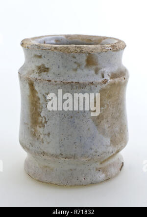 Pot d'onguent de poterie, modèle cylindrique avec contraintes, entièrement vitrée en blanc, pommade pot pot en faïence céramique trouver sol porte-tinglaze glaçage à la main, émaillés de boulangerie se forme haute avec des transitions en douceur au pied de constrictions et à l'épaule. Blanc-gris vitrage intérieur et extérieur. L'Écharde de couleur crème. Les soins de santé l'archéologie stand emballage poterie médecine pharmacie vente d'artisanat de drogue Banque D'Images