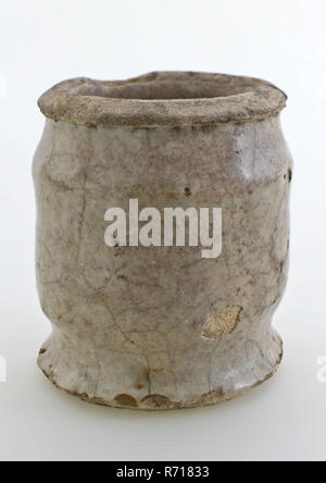 Pot d'onguent de poterie, modèle cylindrique avec contraintes, entièrement vitrée, blanc gris pot onguent porte-pot en céramique faïence sol trouver tinglaze glaçage à la main, émaillés de boulangerie se forme haute avec des transitions en douceur au pied de constrictions et à l'épaule. Ronde bas bord supérieur avec la lèvre. Blanc-gris vitrage intérieur et extérieur. L'Écharde de couleur crème. Les soins de santé l'archéologie stand emballage poterie médecine pharmacie vente d'artisanat de drogue Banque D'Images