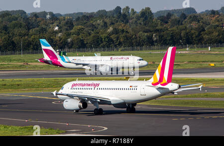 Eurowings Airbus A320 sur la piste, Germanwings, Airbus A319 sur une voie de circulation, l'aéroport de Düsseldorf, Düsseldorf Banque D'Images