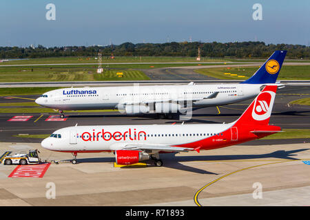 Airbus A340 Lufthansa et Air Berlin Airbus A320, l'aéroport international de Düsseldorf, Düsseldorf, Rhénanie du Nord-Westphalie Banque D'Images