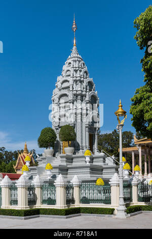 Stupa de la princesse Kantha Bopha à côté de la Pagode d'argent dans le quartier du Palais Royal, Phnom Penh, Cambodge Banque D'Images