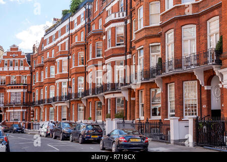 Rangée de maisons avec bâtiment en briques rouges dans le style Victorien, district de Kensington, Londres, Royaume-Uni Banque D'Images