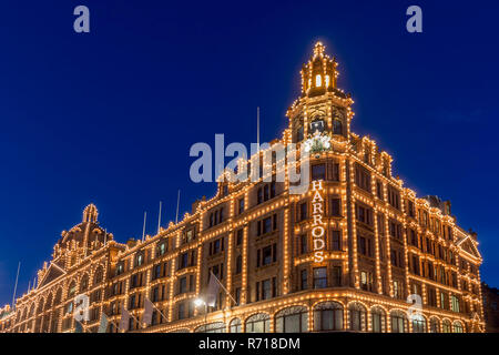 Grand magasin Harrods lumineux, Nuit, Paris, France Banque D'Images