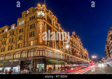 Grand magasin Harrods lumineux, Nuit, Paris, France Banque D'Images